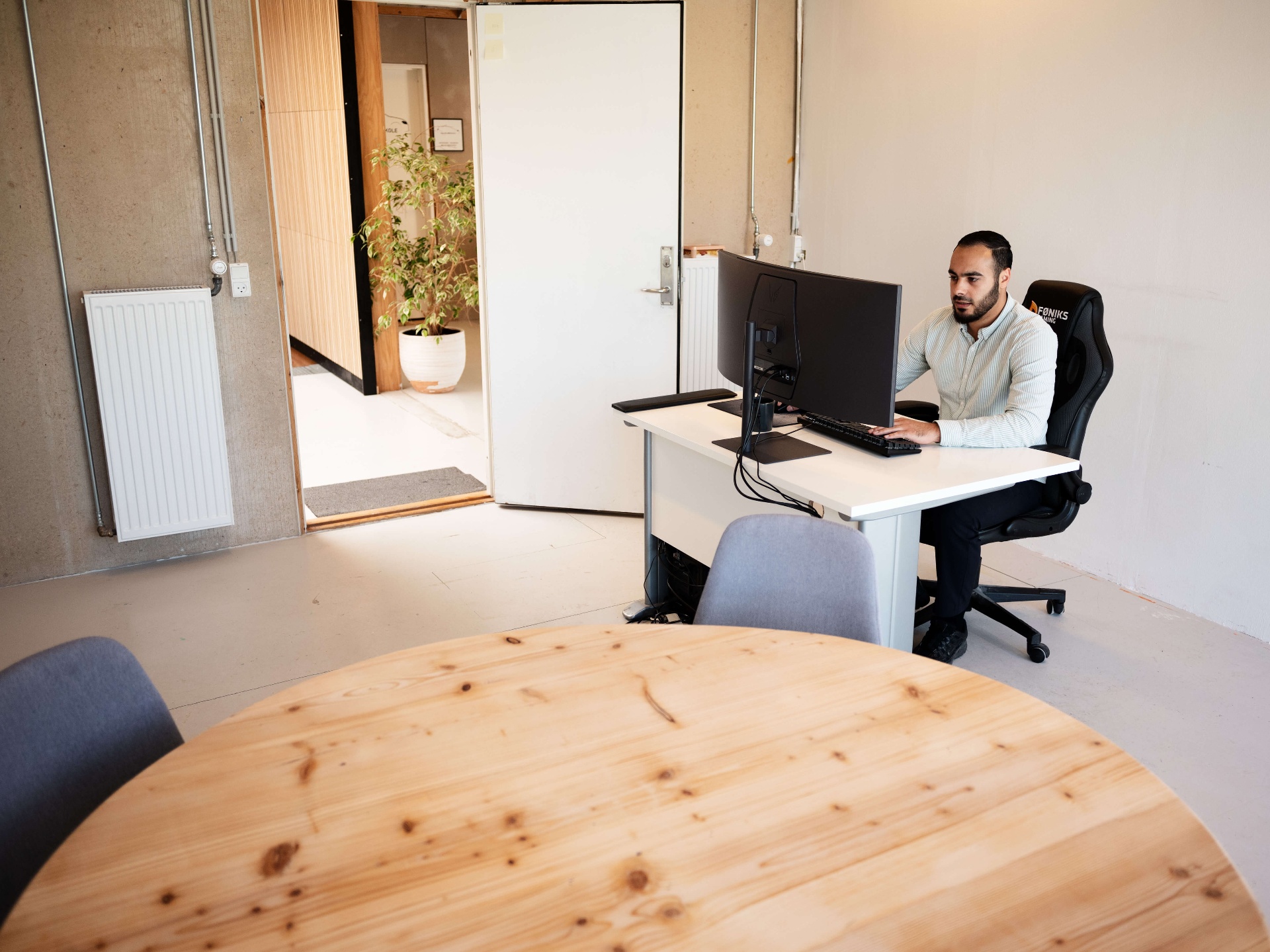 Mohammad fra C4 Marketing arbejder ved sit kontor på Square One